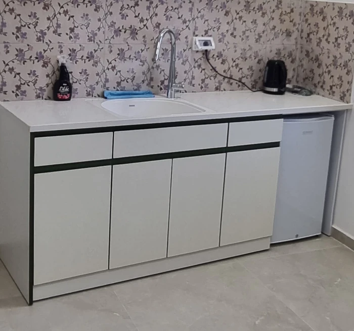 מטבחון שני מטר כולל יחידה למקרר משרדי