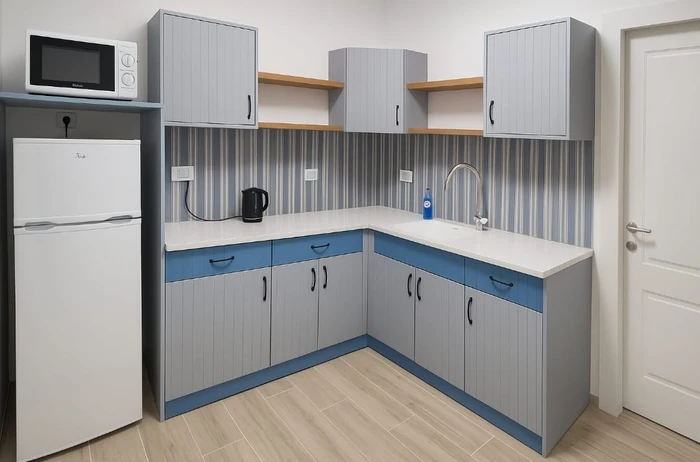 מטבח פינתי בשילוב צבעים אפור כחול ים עם מדפים פתוחים מעץ אלון