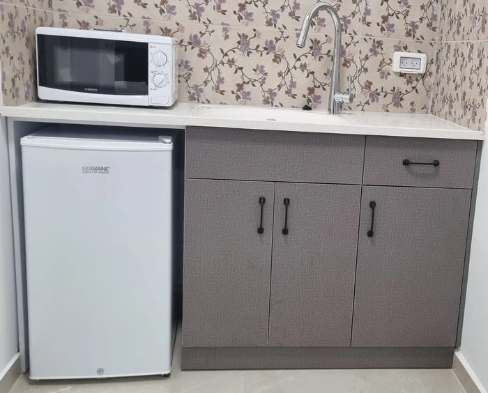 מטבחון משרדי 180 ס"מ עם שיש אקרילי דלתות פורמייקה יוטה אפור