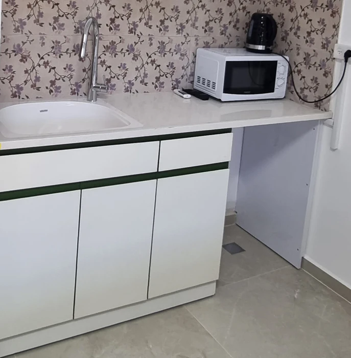 מטבחון עם ידית אינטגרלית בשילוב צבע