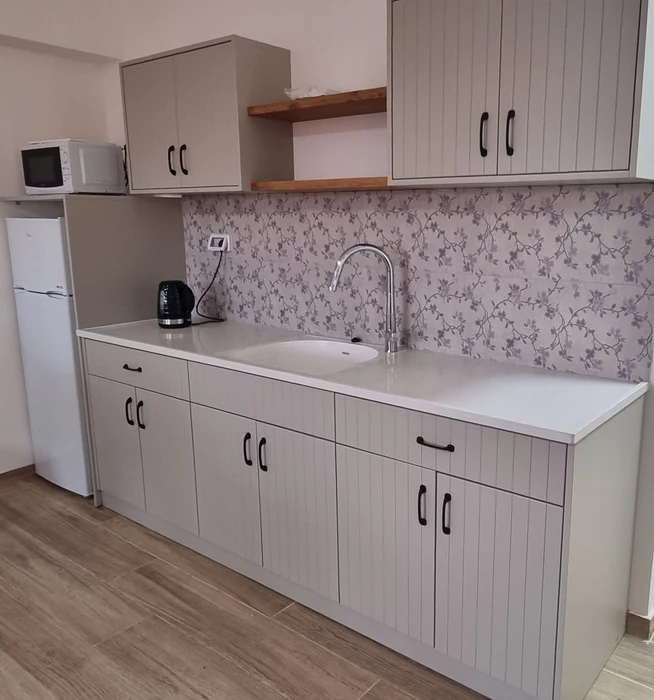 מטבח משולב צבע מוקה עם מדפים פתוחים מעץ אלון דלתות cnc פסים