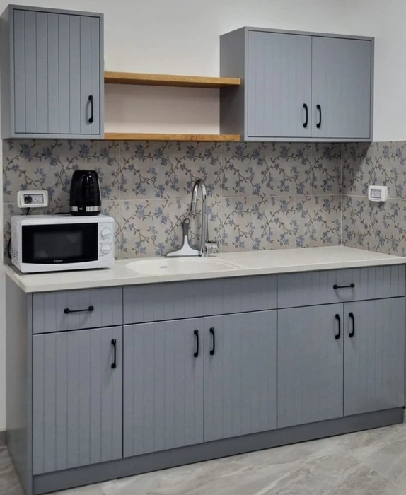 מטבח עם חריטה cnc צורת פסים צבע לפי בחירת הלקוח